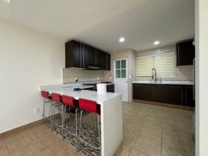 Cocina con desayunador en casa en condominio horizontal en venta en Ejidos de San Pedro Mártir.